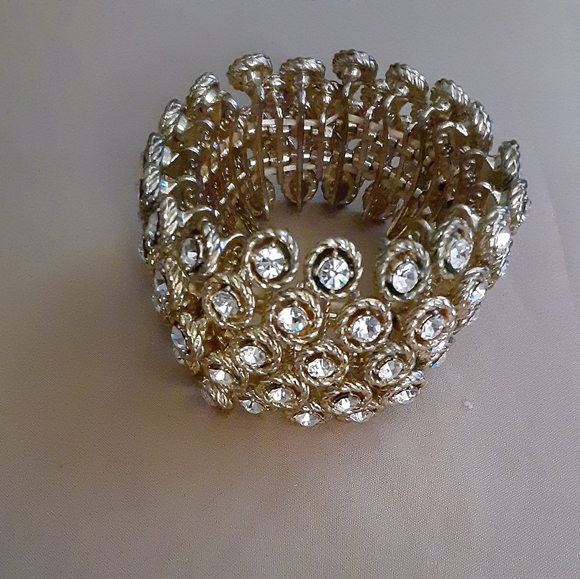Unknown Jewelry - Gold Tone with Rhinestone Stretch Bracelet
